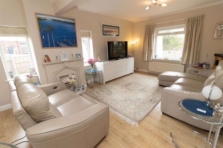 Jan Forster Estates 3 bedroom property to let in Lyndhurst Crescent