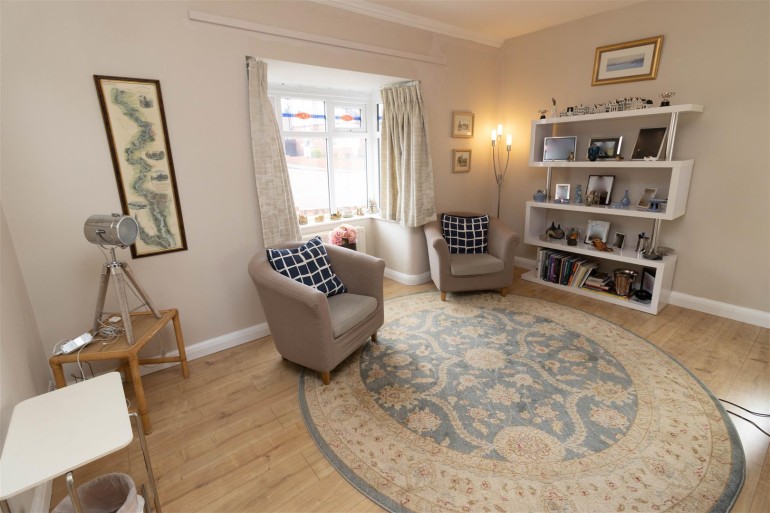 Jan Forster Estates 3 bedroom property to let in Lyndhurst Crescent