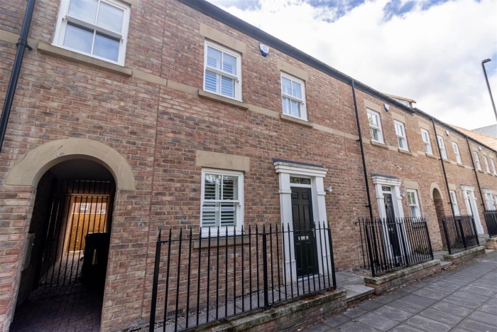 4 Bedroom House - Townhouse