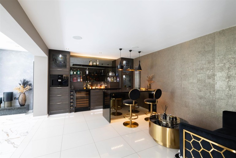 Bar/Lounge Area