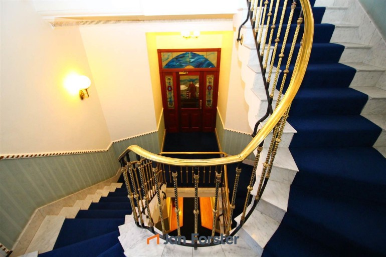 Entrance/Stairwell