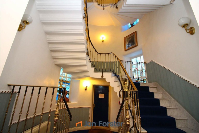 Landing/Stairwell